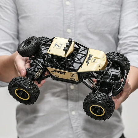 Buggy Télécommandé 4x4 Tout Terrain doré tenu en main pour montrer sa taille réaliste - Cocon d'Ange