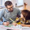 Parent accompagnant un enfant dans ses exercices avec les cahiers d'écriture WriteSpark - Cocon d'Ange