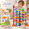 Enfant jouant avec le circuit à billes BilliTrack de 137 pièces aux éléments transparents colorés - Cocon d'Ange