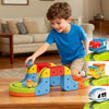 Enfant jouant avec MagniTrack, circuit coloré à construire avec train électrique - Cocon d'Ange
