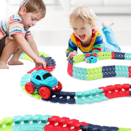 Deux enfants jouant avec un Circuit Voiture Enfant looping et modulable – Cocon d'Ange
