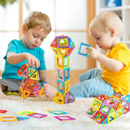 Deux enfants assemblant des formes et structures avec le jeu de construction magnétique MagniMax - Cocon d'Ange