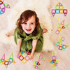 Enfant jouant avec les pièces magnétiques colorées MagniMax et différentes constructions - Cocon d'Ange