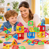 Parent et enfant construisant ensemble des maisons et formes avec les pièces magnétiques MagniMax - Cocon d'Ange