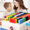 Parent et enfant jouant avec les dominos en bois colorés DominoBlox sur une table - Cocon d'Ange