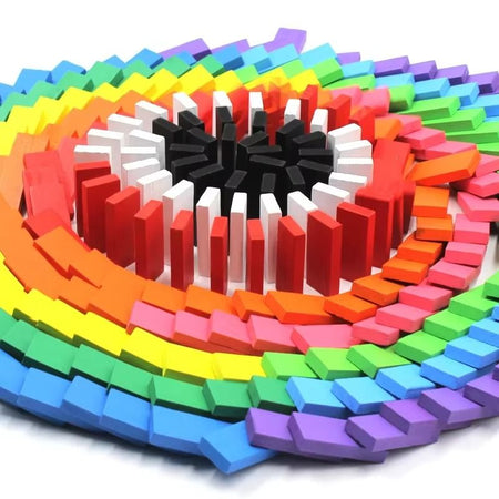 Dominos DominoBlox disposés en spirale colorée, prêts à déclencher une réaction en chaîne - Cocon d'Ange