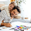 Père et fille dessinant ensemble au sol avec les feutres MagicPaint - Cocon d'Ange