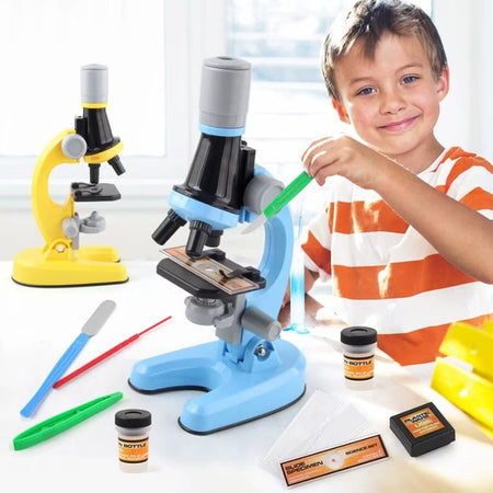 Enfant observant au microscope bleu ExploreLab avec un second microscope jaune et les accessoires du kit - Cocon d'Ange