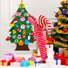 Enfant plaçant les ornements sur un sapin de Noël mural en feutrine MonPetitSapin - Cocon d'Ange