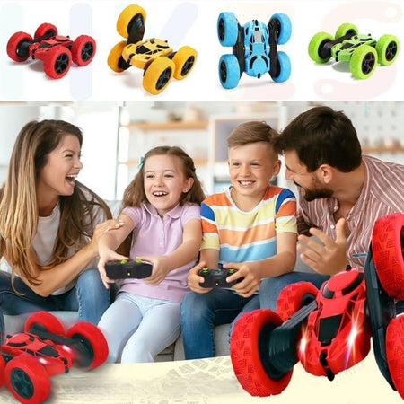 Famille jouant avec une Voiture Télécommandée Tout Terrain disponible en plusieurs couleurs – Cocon d'Ange.